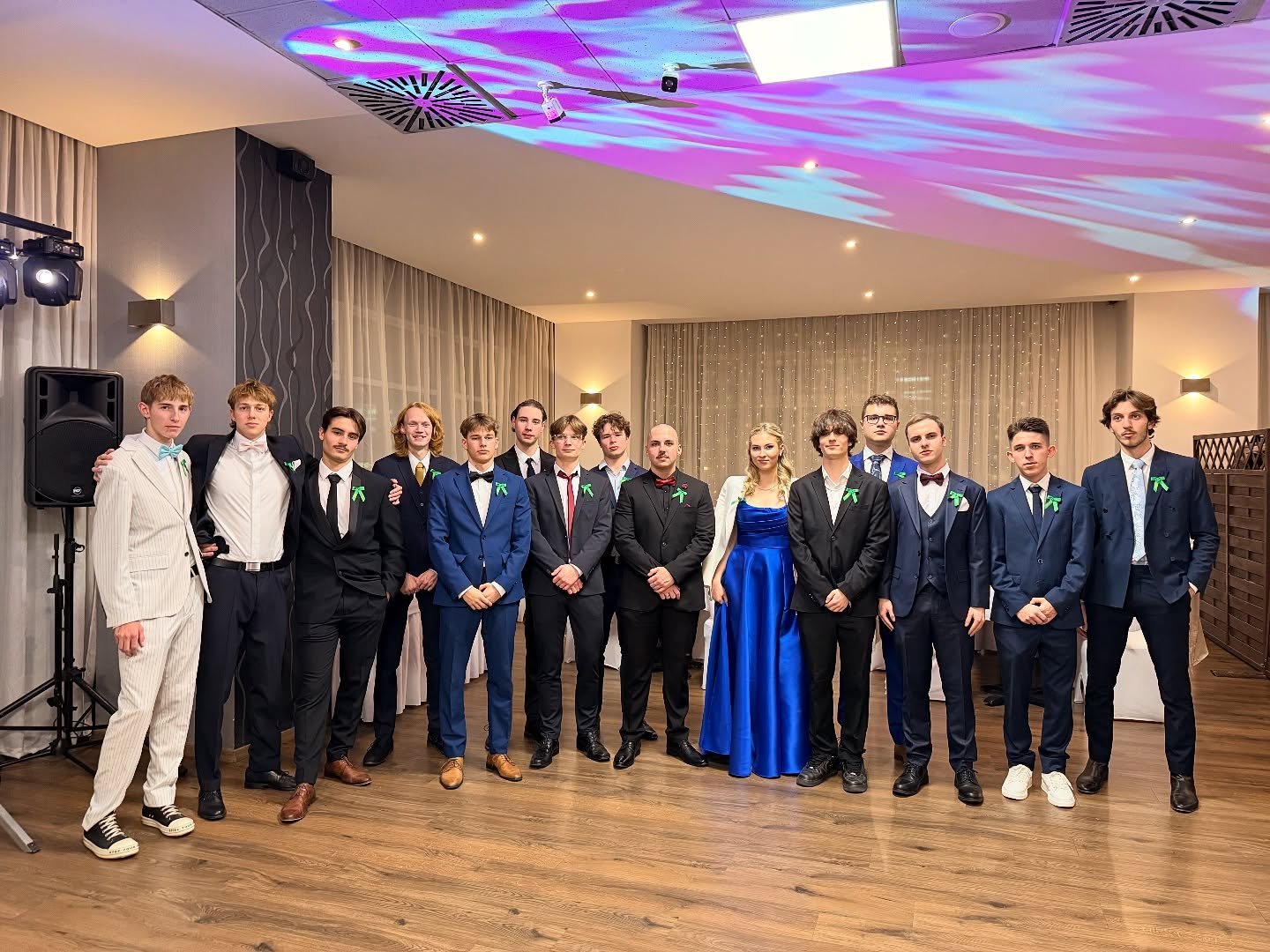 🎓✨ Práve v týchto chvíľach prebieha stužková slávnosť nášho úplne prvého bilingválneho ročníka v priestoroch @maranello_ristorante !🏁📚Prajeme žiakom 5.D veľa úspechov v záverečnom šprinte k maturitnej skúške.💫 Veríme, že všetko dopadne výborne a že sa vám splnia všetky ciele, za ktorými ste počas štúdia kráčali.🟧⬜️🟧⬜️#fajnorka #maturita #stuzkova #bilingval #maturita #studentlife #fajnoráci