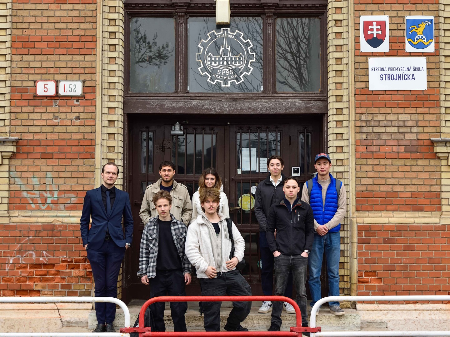 🇸🇪🇫🇮Erasmus+ opäť dorazil na Fajnorku — tentokrát v severskom vydaní. Zo Švédska (@hitachigymnasiet.vasteras )a Fínska (@kao_international @kaoinstag ) k nám prišli študenti, ktorí vymenili chladné fjordy a tiché lesy za bratislavský ruch a technické výzvy. Väčšinu času strávili na praxi v miestnych firmách, kde si vyskúšali, ako funguje technický svet u nás.📚Popritom si prišli obzrieť aj našu školu, nazrieť do tried a dielní a spoznať, a možno aj zistiť, či sa v strojárine hovorí rovnakým jazykom v každej krajine.✨Zanechali po sebe kopec úsmevov, nové kontakty a malé severské zatraktívnenie všedných dní.🟧⬜️🟧⬜️#somfajnorak #fajnorka #spss #strojarina #bratislava #strednaskola #skola #stredneskoly #bsk #erasmus #sweeden #highschool #engineering #erasmusplus #sweden #finland #slovakia