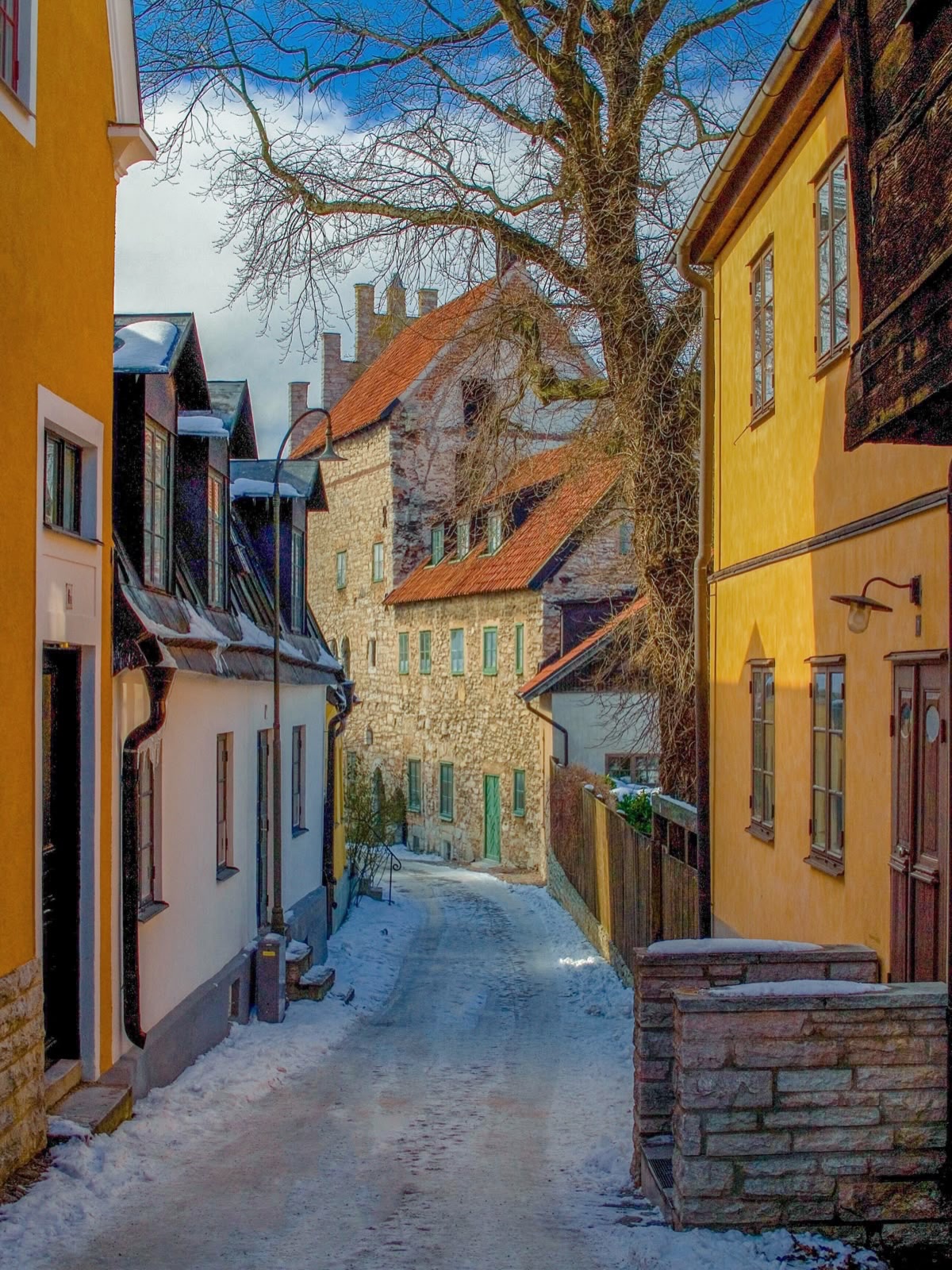 🇸🇪 Zima, krátke dni a severný pokoj. Tak vyzerali tri týždne študentov 5. ročníka bilingválneho lýcea vo švédskom Västeråse v rámci programu Erasmus+. Väčšinu času trávili v reálnom pracovnom prostredí firmy ABB, kde sa technika nerieši na papieri, ale priamo v praxi – medzi strojmi, káblami a presnými postupmi.🍃Mimo práce spoznávali mesto, jeho tempo a ticho, na ktoré si treba chvíľu zvyknúť. Výlet do Štokholmu ukázal, že aj veľké mesto vie byť pokojné a že technika tu funguje úplne prirodzene – bez zbytočného hluku, ale s poriadkom.✨Nebola to výprava plná atrakcií, ale skúsenosť, ktorá sa nedá opísať bodmi do životopisu. Skôr pocit, že svet funguje aj inak — a že sa v ňom dá nestratiť.🟧⬜️🟧⬜️#fajnorka #strednaskola #bratislava #svedsko #škola